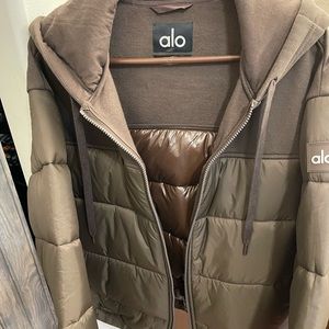 Alo Yoga puffer jacket. Crop style.